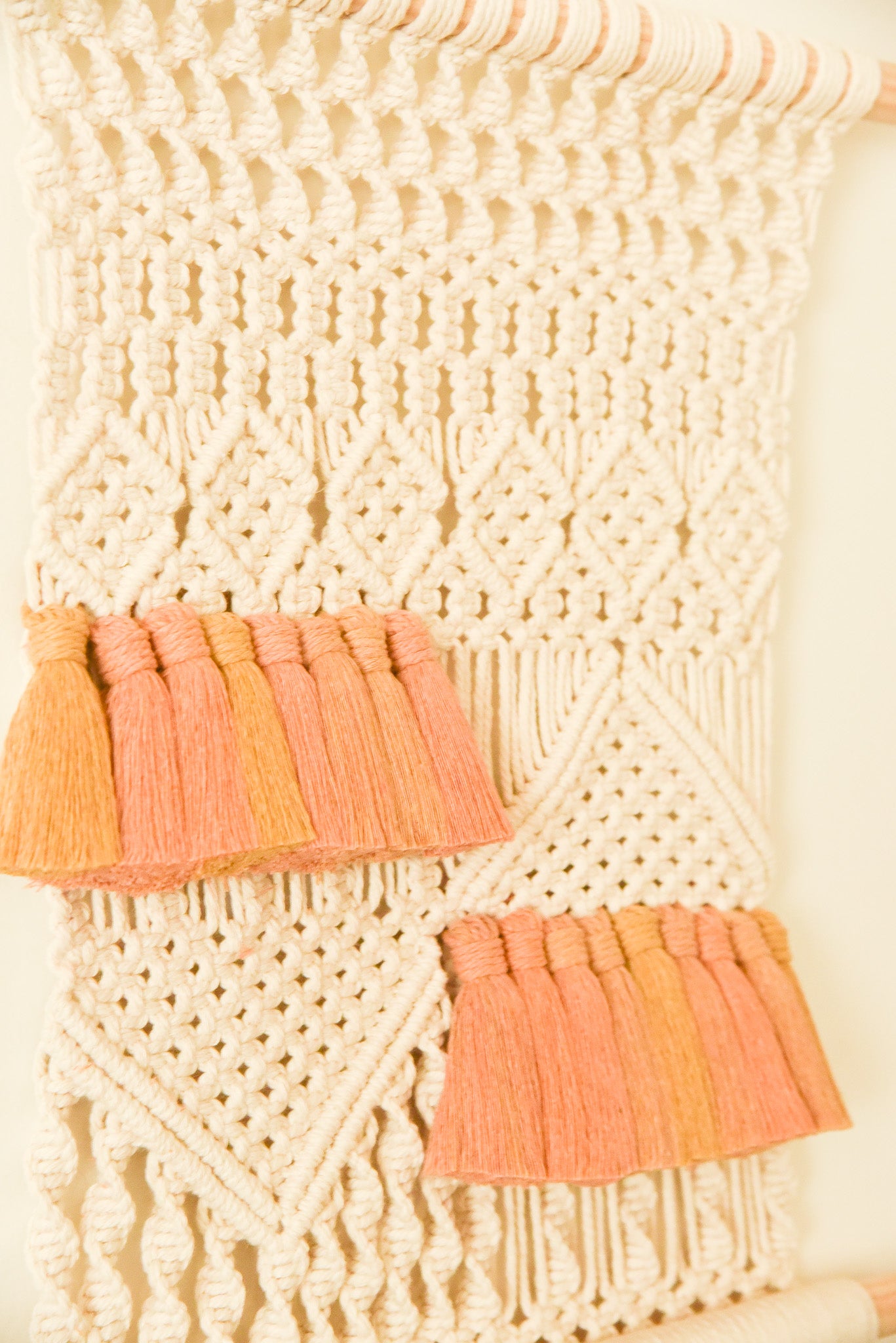 Suspension moderne avec pompons