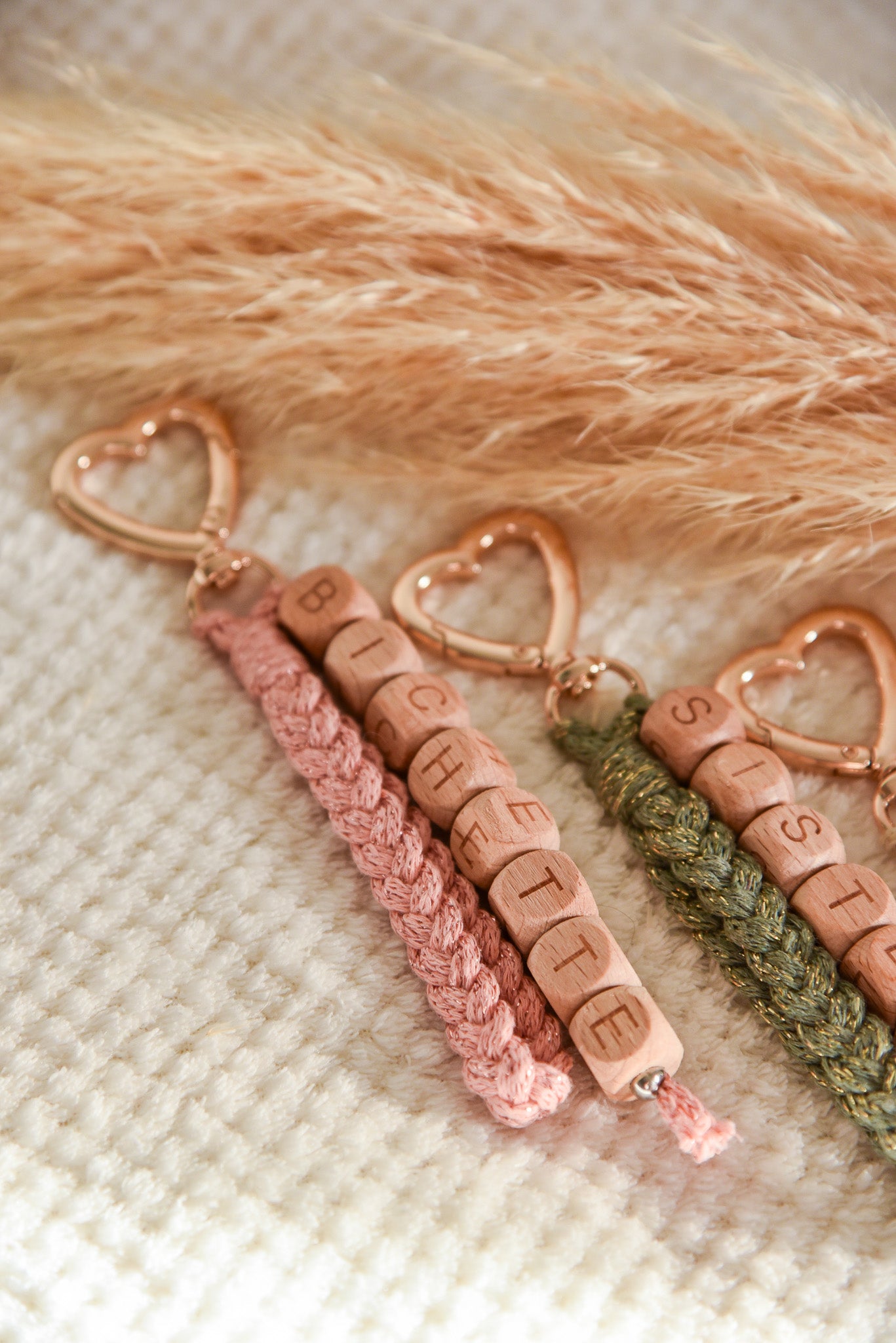 Porte clé macramé cœur pailleté personnalisable