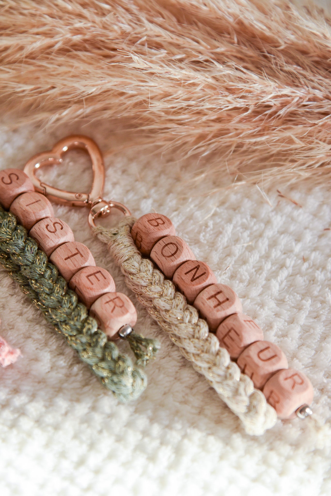 Porte clé macramé cœur pailleté personnalisable