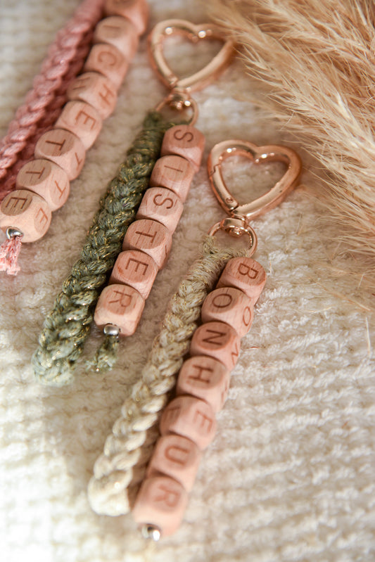 Porte clé macramé cœur pailleté personnalisable